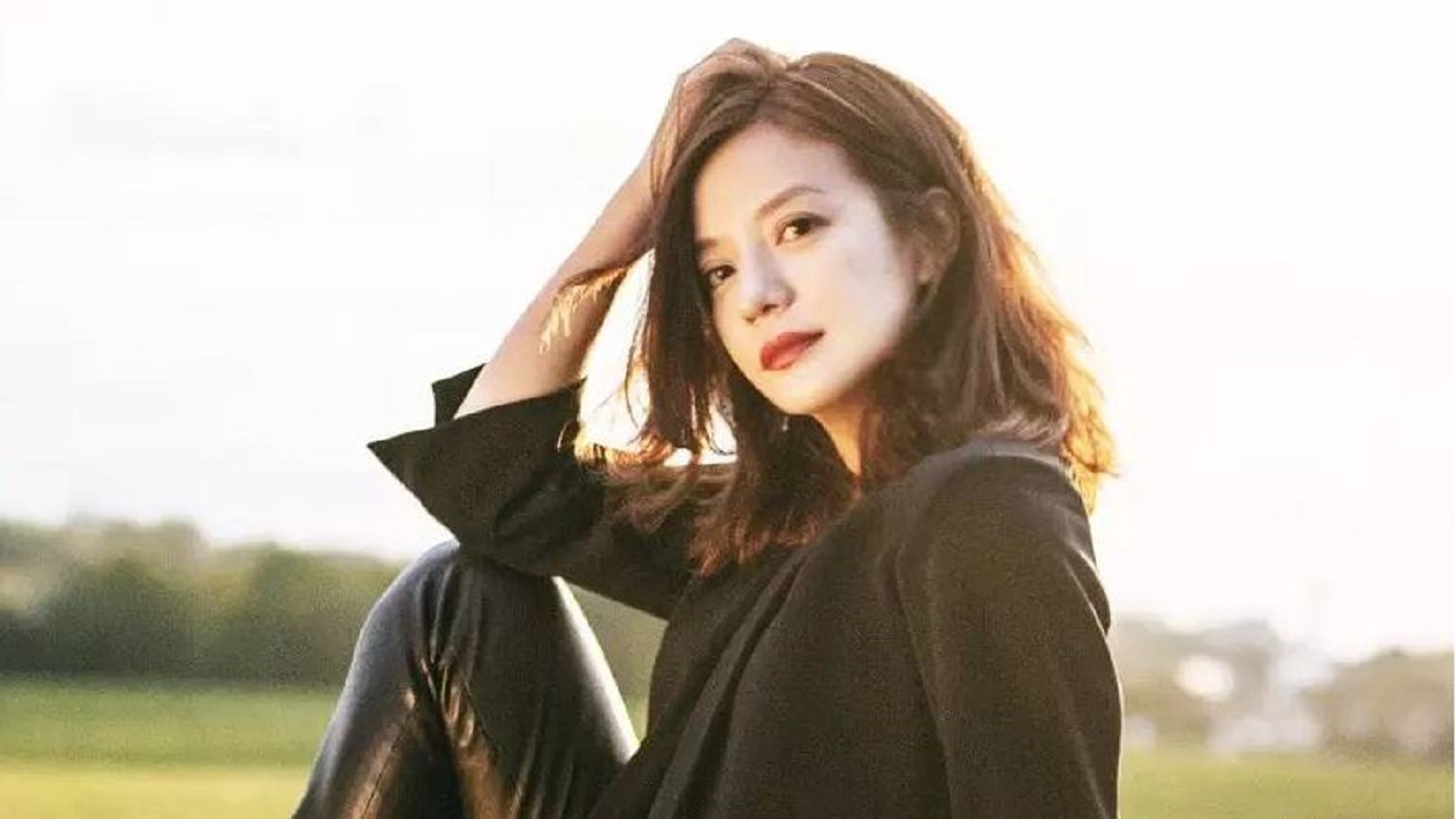 Wouldn't you like to be with Zhang Ziyi? Zhao Wei's temporary absence from the fashion film festival has long been a bitter hatred between them.