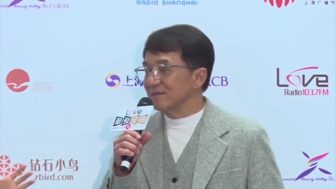 Jackie Chan was accidentally seen shopping with two children. He was born out of wedlock, and Benzu responded that he was making movies.