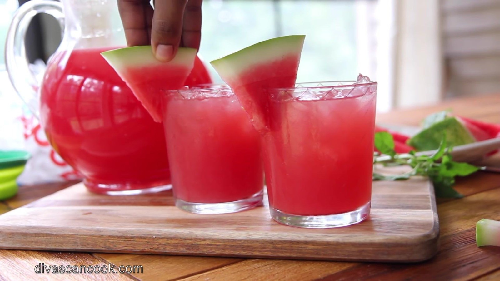 Fresh squeezed ice drinks watermelon juice, ice refreshing to see the film brush screen play, but not a cup soon?