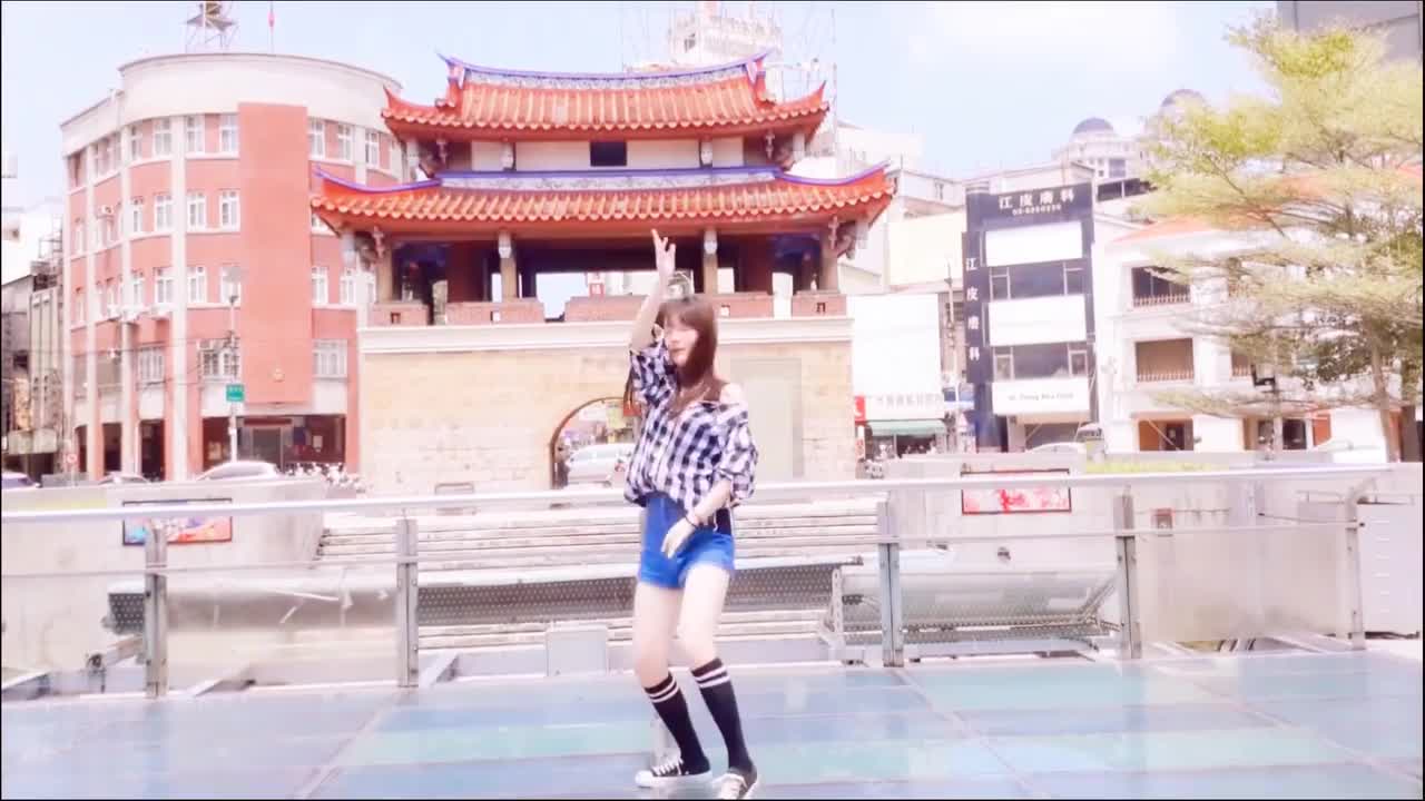 Taiwan's 15-year-old beauty, Mimi, dances 