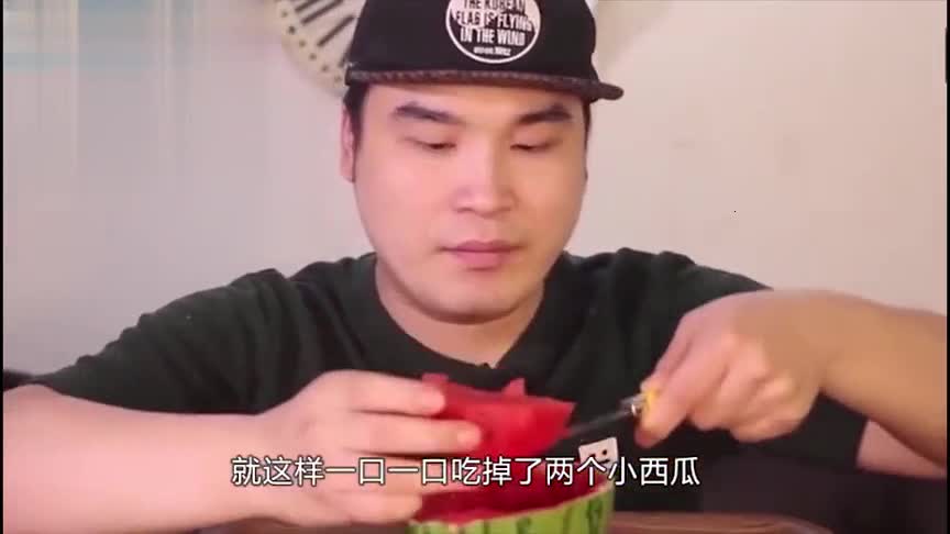 Funny video: Xiao Pang eats apple watermelon, even the skin!