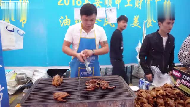 Foreigners also like to eat, Guizhou Food Festival on the charcoal roast pigeon, 15 yuan a!