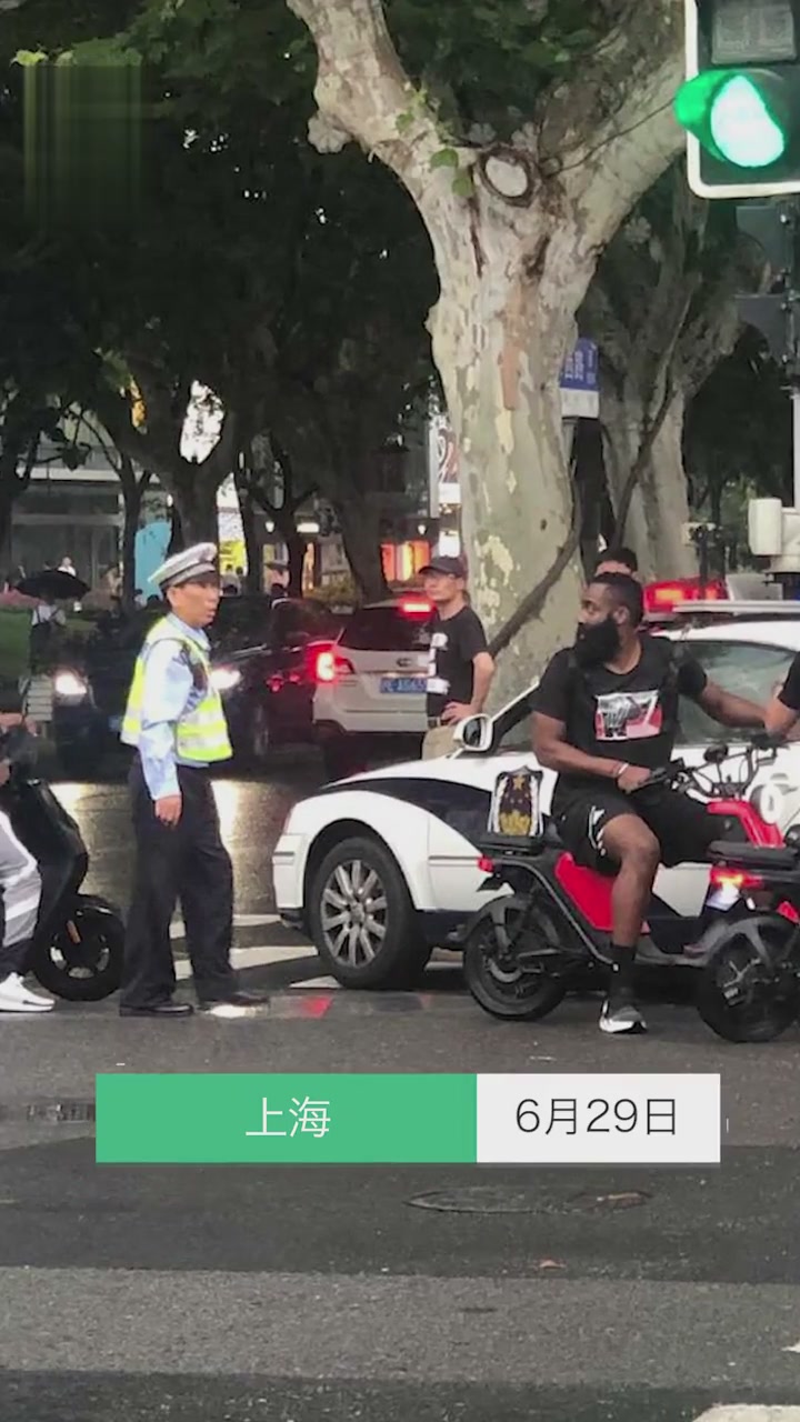 NBA star Harden was caught riding an electric bicycle in Shanghai by traffic police, and stars had to obey traffic rules.