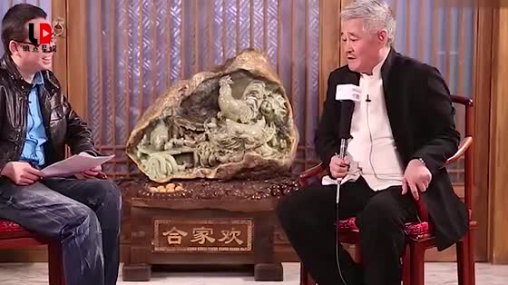 He spent six years holding Zhao Benshan, living with a 11-year-old actress for 14 years, becoming a widowed old man in his later years.