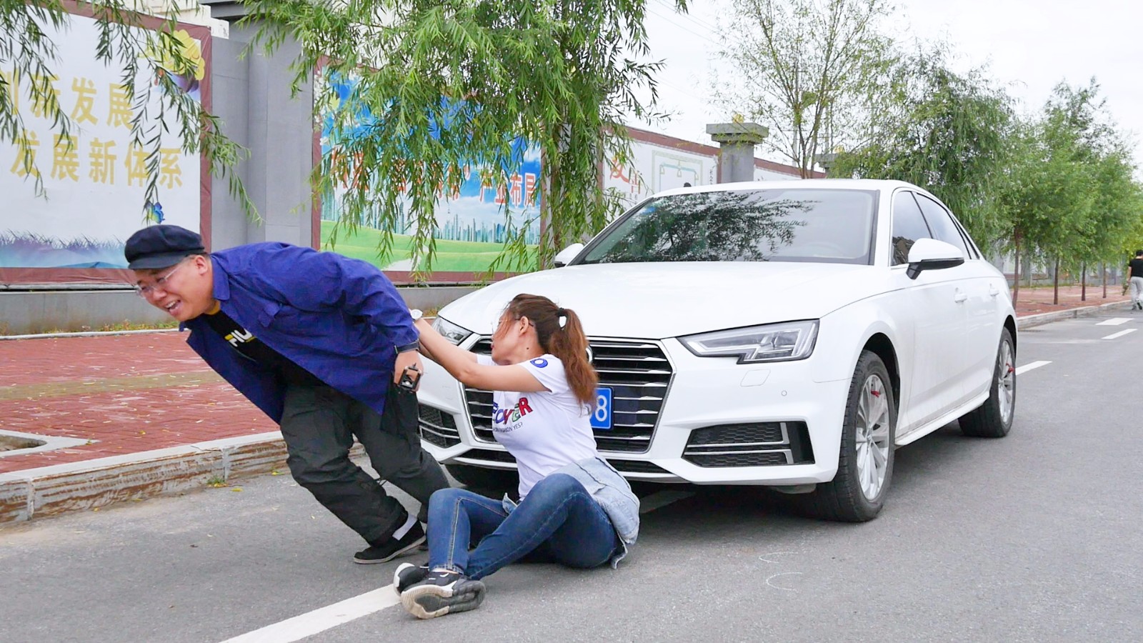 Boys touch porcelain Audi car openings will be 50,000, beautiful car owners this trick really good, absolute talent!