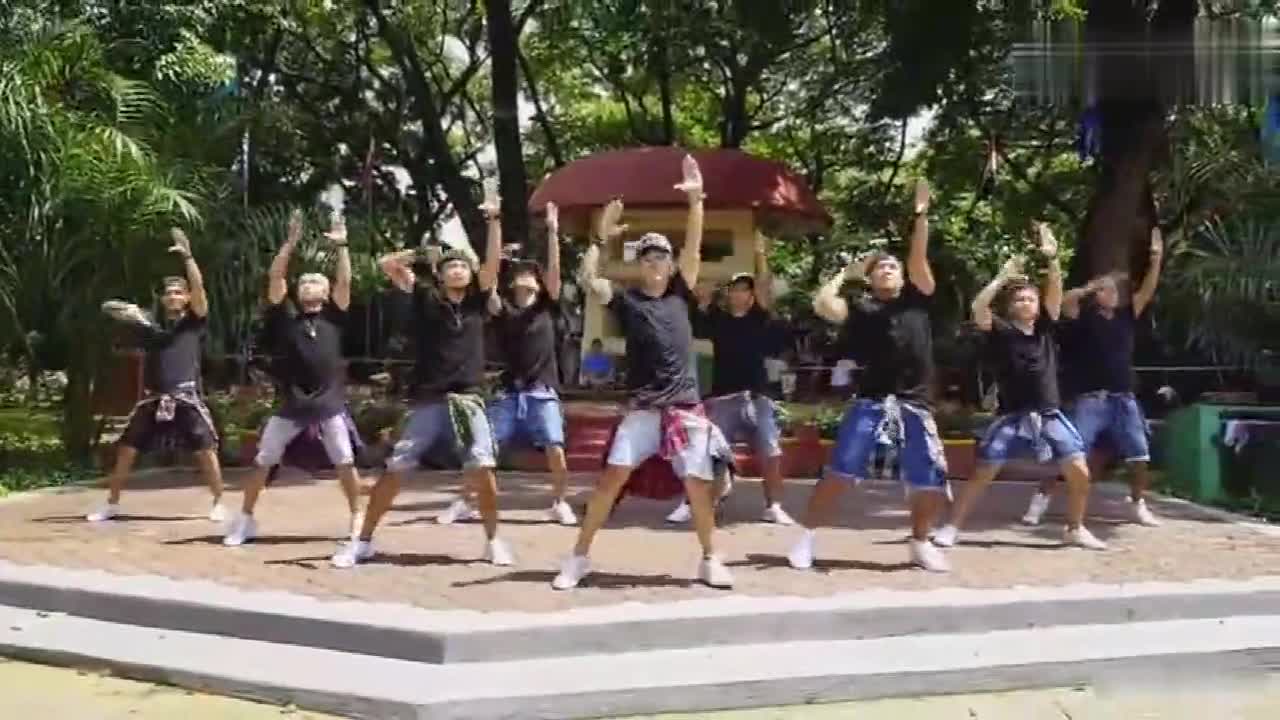 HandClap 98K Dance Video for Boys, Look with Feeling!