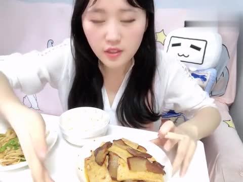 [Queen M Miao] Is it absolutely embarrassing that the first time you eat and broadcast is exactly the same as the first time you shoot a video once a day?