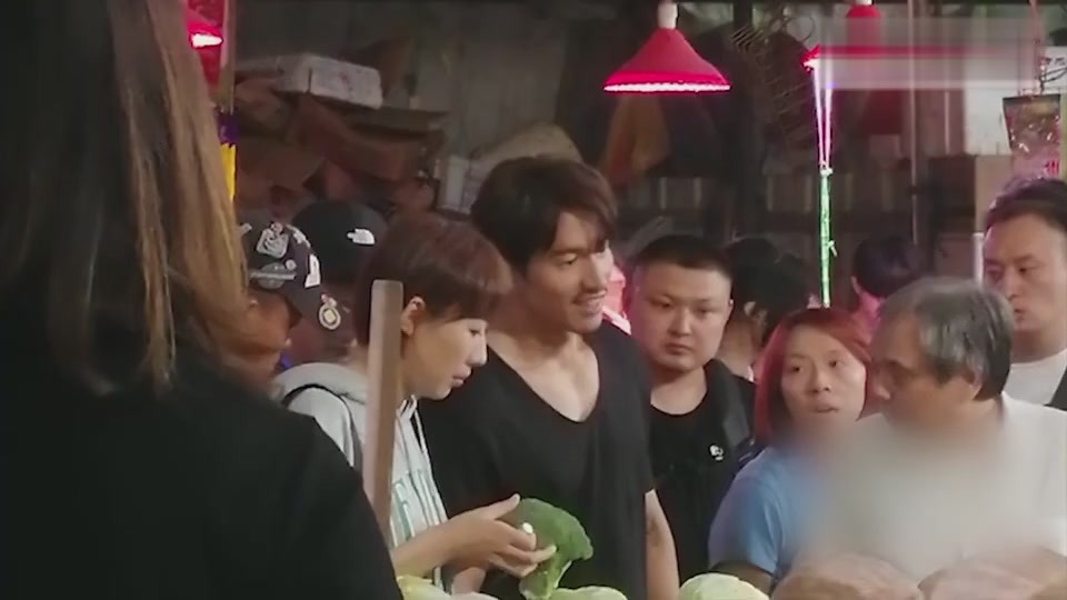 Jerry Yan appeared in the body vegetable market and was surrounded by film shooting. The staff were driven away and said to roll?