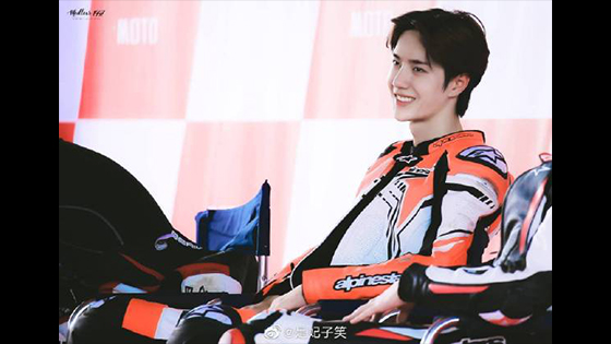 Wang Yibo took photos with the motorcycle owner and concluded that Boge doesn't love beauty and loves motorcycles!