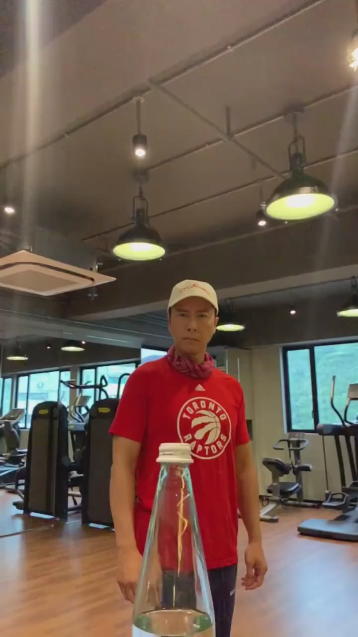 Chinese Kung Fu:Donnie Yen Challenges Blind-eyed Kicking Bottle Cap