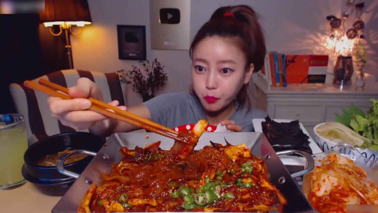 [Miss Big Stomach Wang Accelerated Edition] Korean Miss Beauty eats a surprising amount of food and eats roast squid and pork at night.