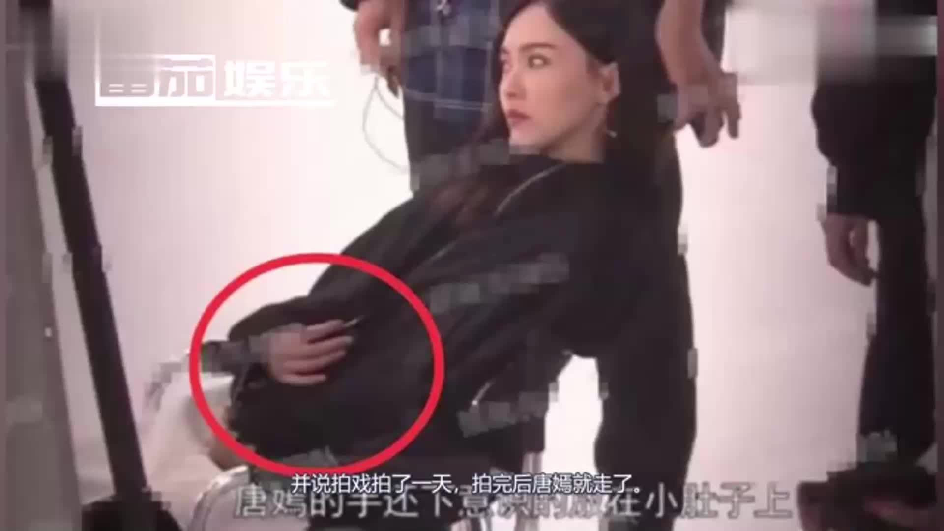 Tang Yan was photographed again and showed up after pregnancy. She kept close to the makeup artist for fear of discovering details.