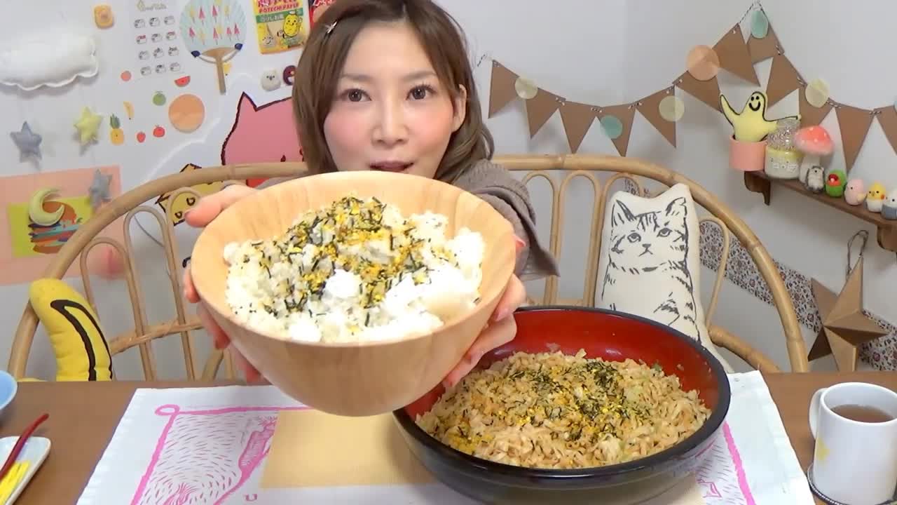 "Miss Big Stomach King Accelerated Edition" Japanese Miss Beauty eats a surprising amount of food, eating seaweed eggs, Oolong noodles and cheese puffs.~
