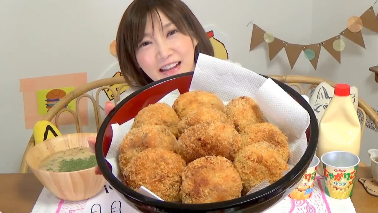 [Miss Big Stomach King Accelerated Edition] Miss Big Stomach King, a Japanese beauty, has a surprising appetite of 10 large cheese crisp meatcakes!