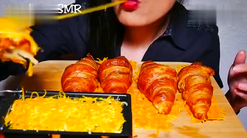 Foreign beauty is too addicted to eating croissant bread with cheese on the surface