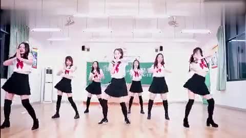 Long-legged Girls Hot Dance Beauty Middle School Teachers in Sailor Dresses Singing and Dancing in the Classroom
