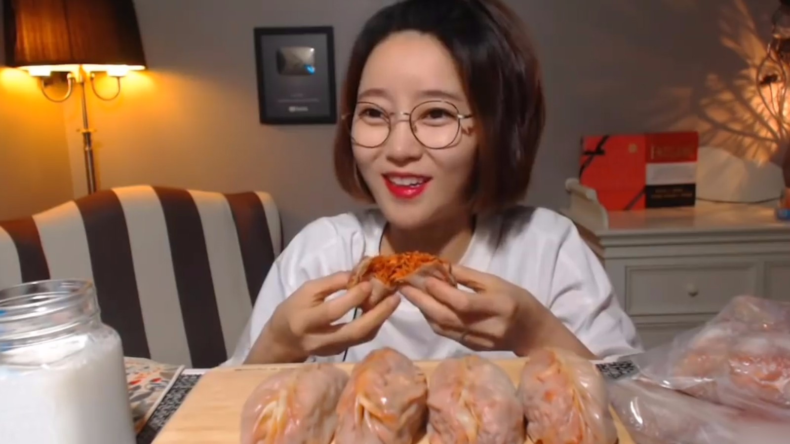 Korean beauty anchor eat pepper stuffed dumplings, expression is very calm, netizens: put pepper try
