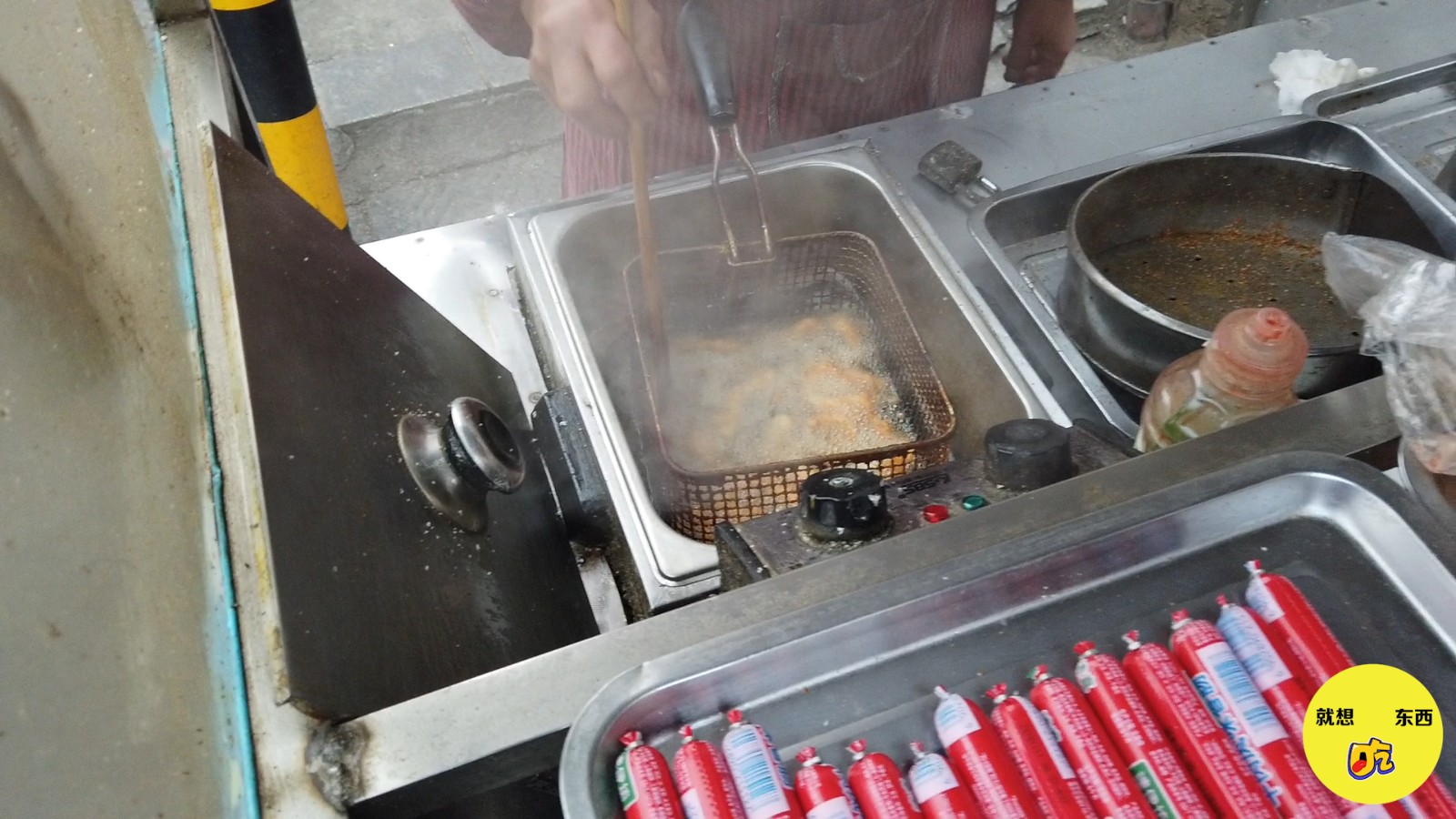 Aunt sells fried chicken willows in the gourmet street. It costs 5 yuan and smells good, but it's also very nervous.