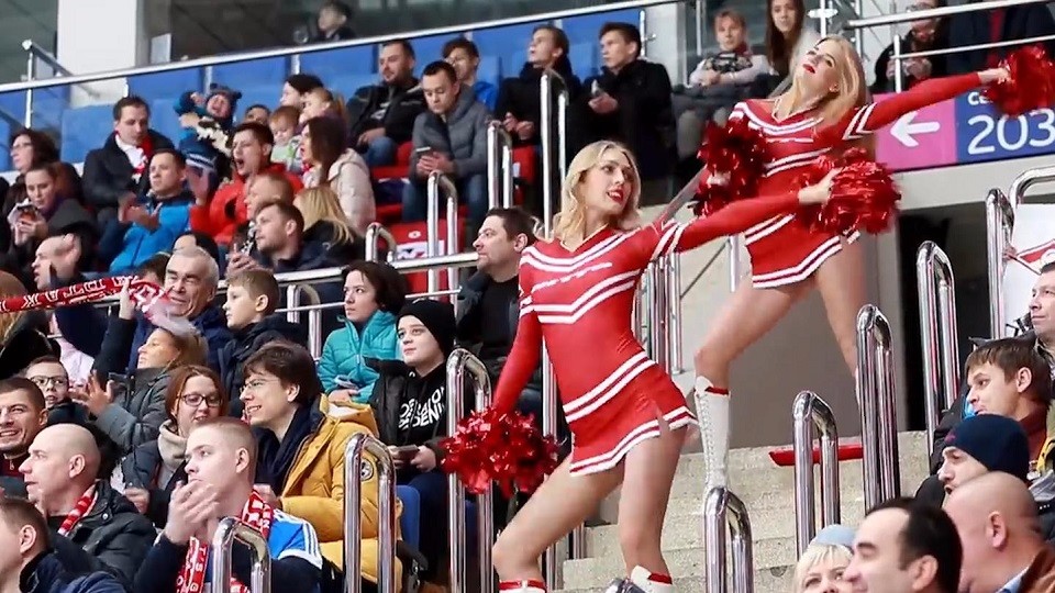 Russian beauty cheerleaders, Chinese red clothes, netizens: 10,000 turnaround points on the street