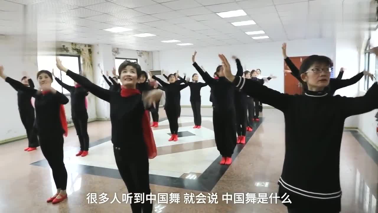 Post90s Beauties Teach Chinese Dance for Free, 200 Aunts Praise