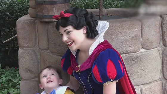 Disney Snow White was asked not to take a selfie: being monitored, being kissed, not being exposed.