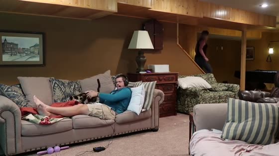 Lovers play pranks and deliberately ignore their wives