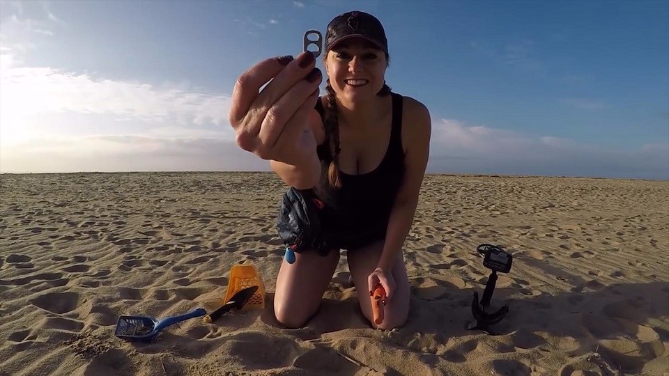 Beauty picks up "junk" on the beach to make money, and when she finds this, I want to pick it up.
