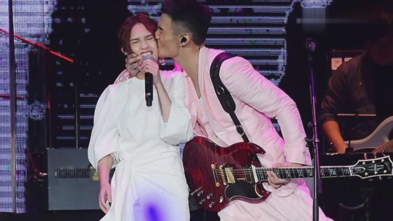 Li Ronghao successfully proposed to Rainie Yang after four years of love,both sides responded sweetly.