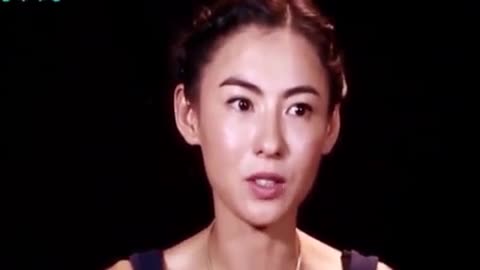 Cecilia Cheung travels abroad with three fetuses, accompanied by a mysterious man, to see the shape of the fried pot for netizens