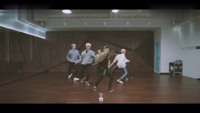 ASTRO - "All Night" exercise room mirror version, gentle as a cartoon out of the teenager