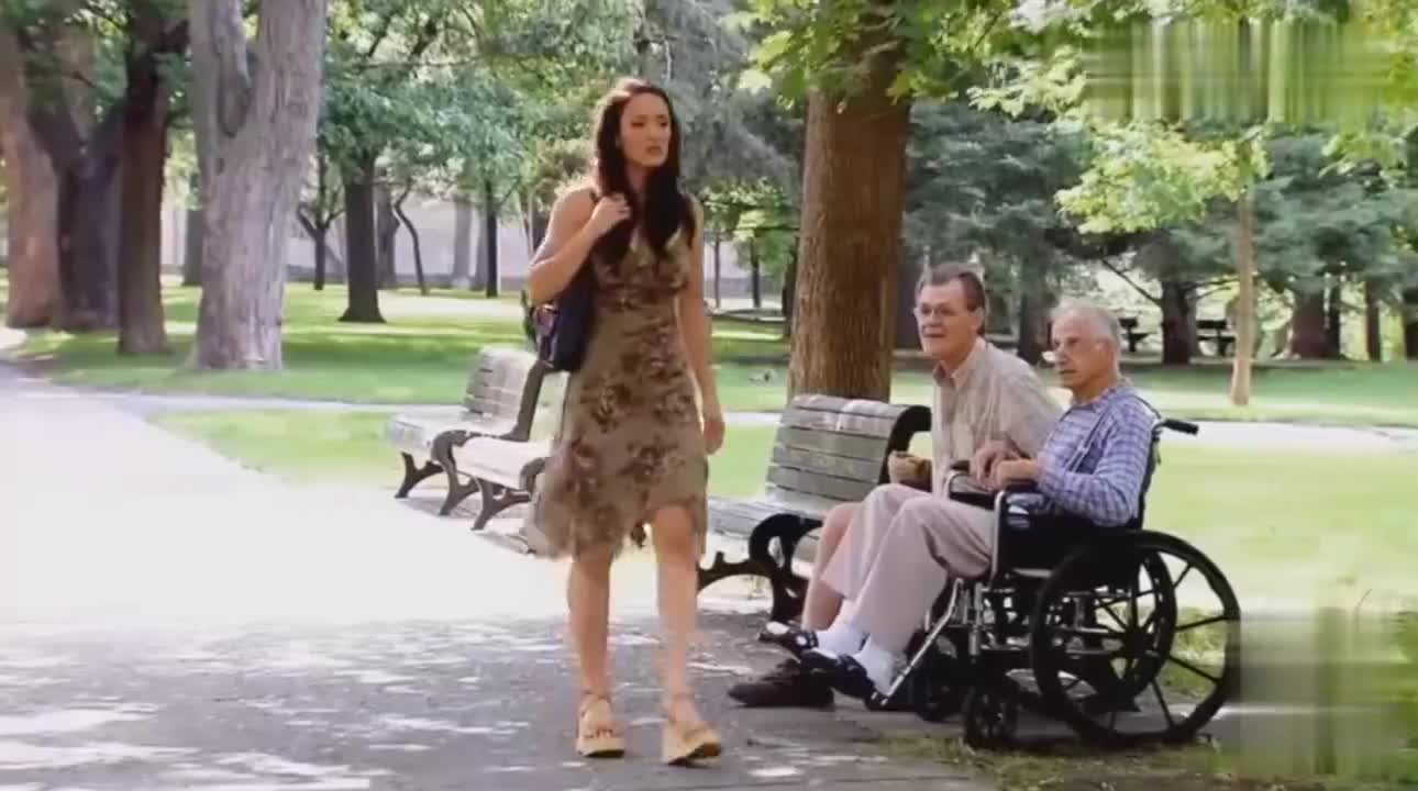 Foreign spoofs: wheelchair-sitting uncle, with a wife and a beautiful woman? The beautiful woman pushed him away.