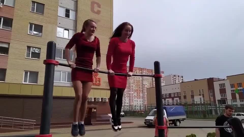 Two beautiful women perform this stunning skill, 90% of men can not do it!