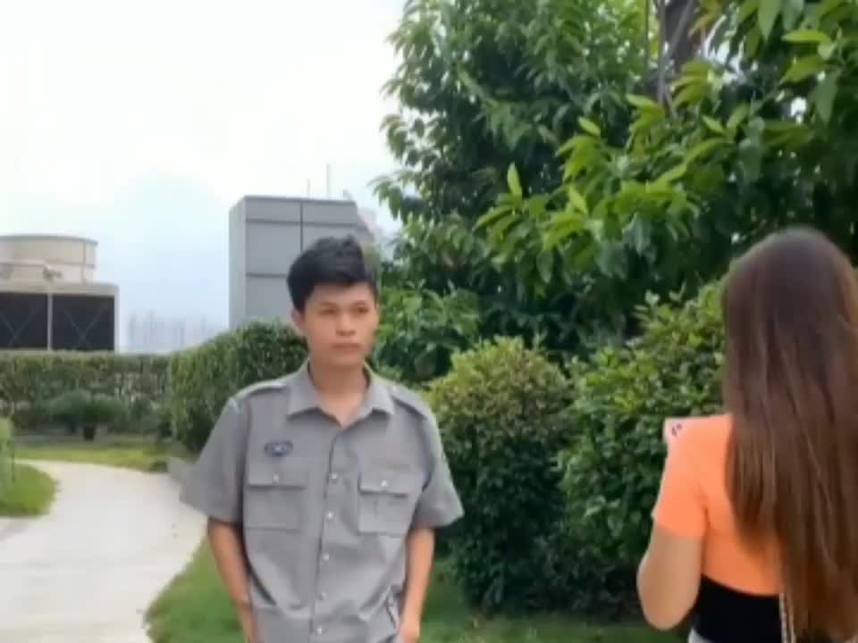 Guangxi old cousin funny video, the young man wanted to learn old cousin's way of picking up girls, and he lost count.