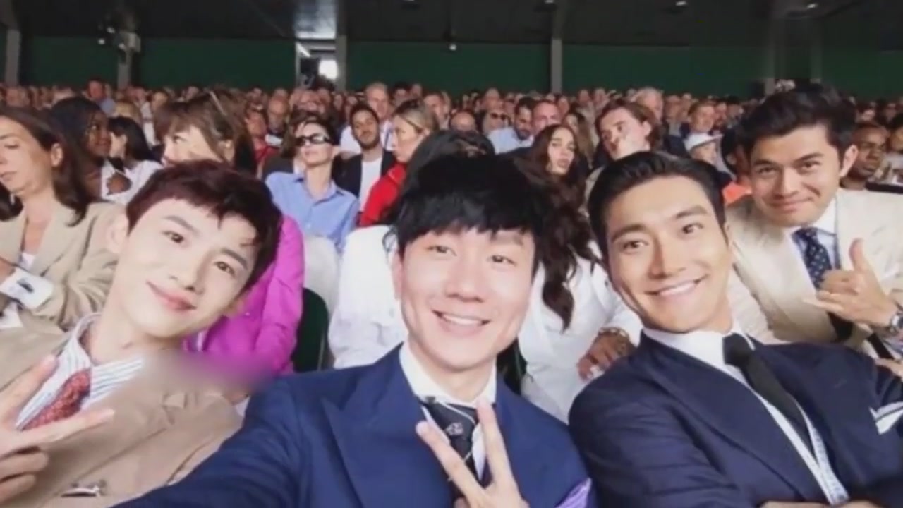 Lin Junjie,Bai Jingting and Cui Shiyuan share the same frame,breaking the second wall, showing up at the hotnet and watching the game happily