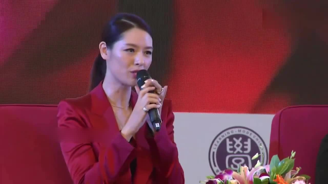 She is "China's No. 1 Beauty", married CCTV host divorced, 44 years old with her daughter live in seclusion in the mountains.