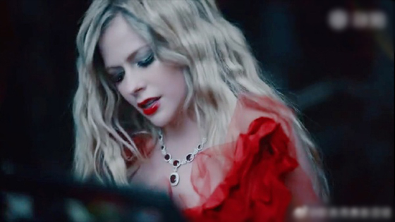 Avril Ramona Lavigne new song I Fell In Love With The Devil mv premiered, one person   decorated with multiple corners, retro and glamorous.