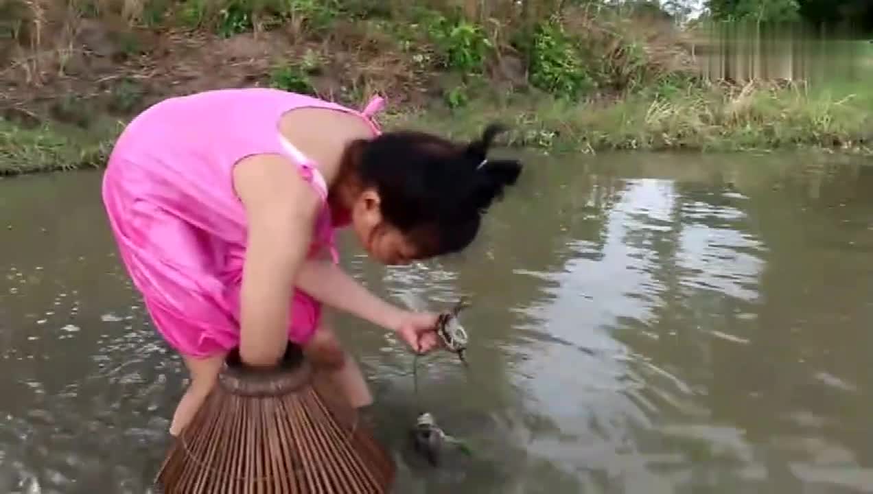 Rural beauty catches fish simply but efficiently, originally using this gadget!