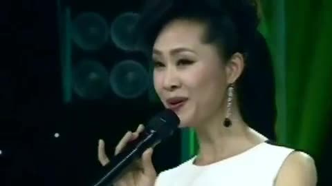 China's most beautiful singer, who enjoys the privilege of being a teacher, is now married to an ugly man.