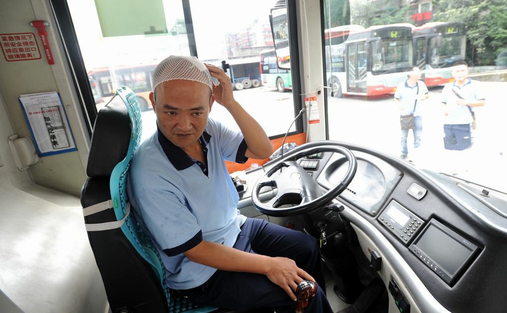 The drunken man slapped the bus driver on the head when he was refused to get off without arriving at the bus stop