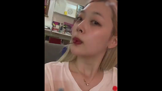 Sulli uses her tongue to knot the cherry. Tongue cherry knotted challenge.