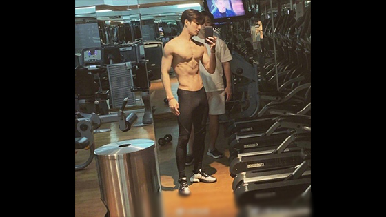 Bai Jingting and Wang Jiaer dissect each other's "showing muscle photos". The fans   teased that the beans are too childish.