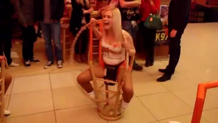 This beautiful woman master ah, in the chair single rotation, can apply for the Guinness record