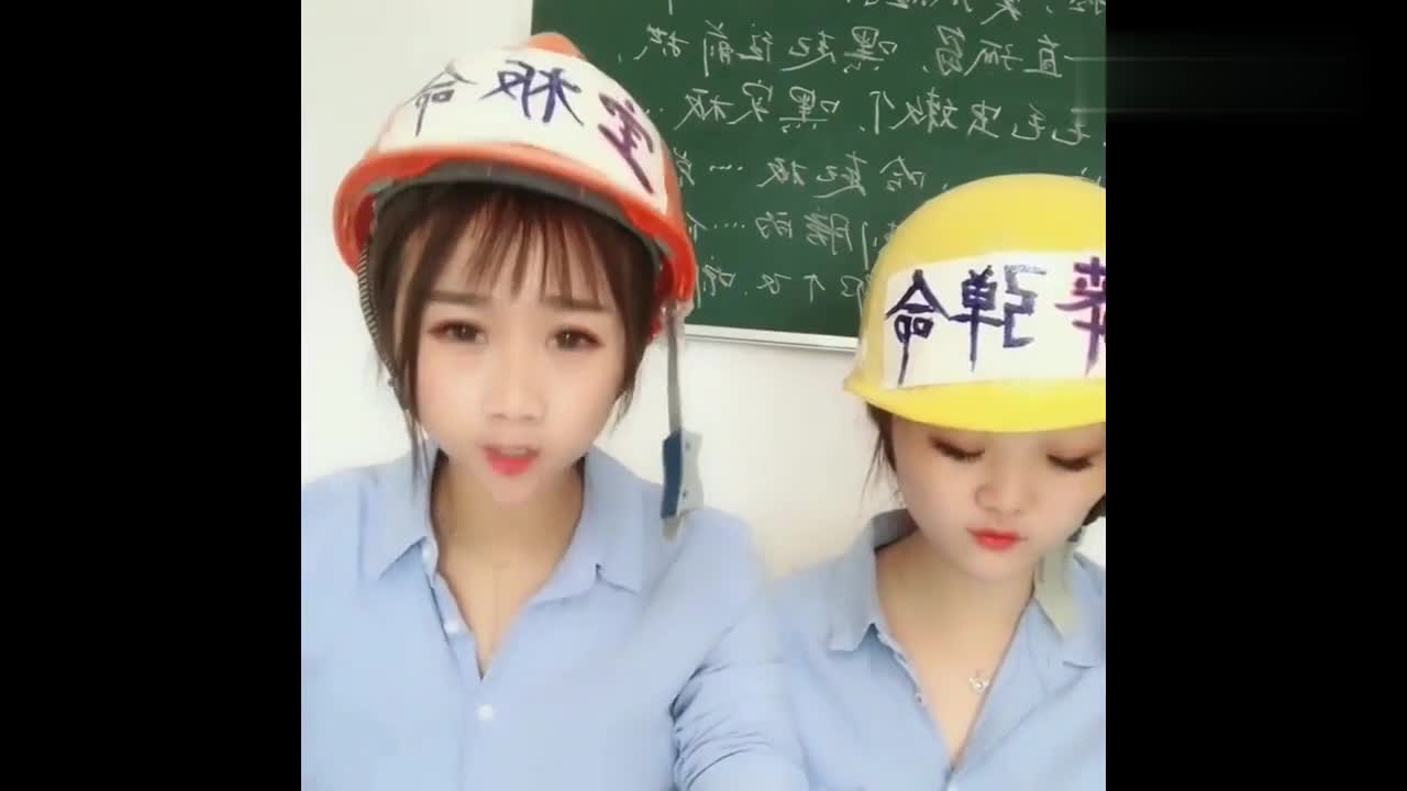 Two beautiful women are really talented. They use fluent Sichuan dialect to change the weather forecast into a smooth one.