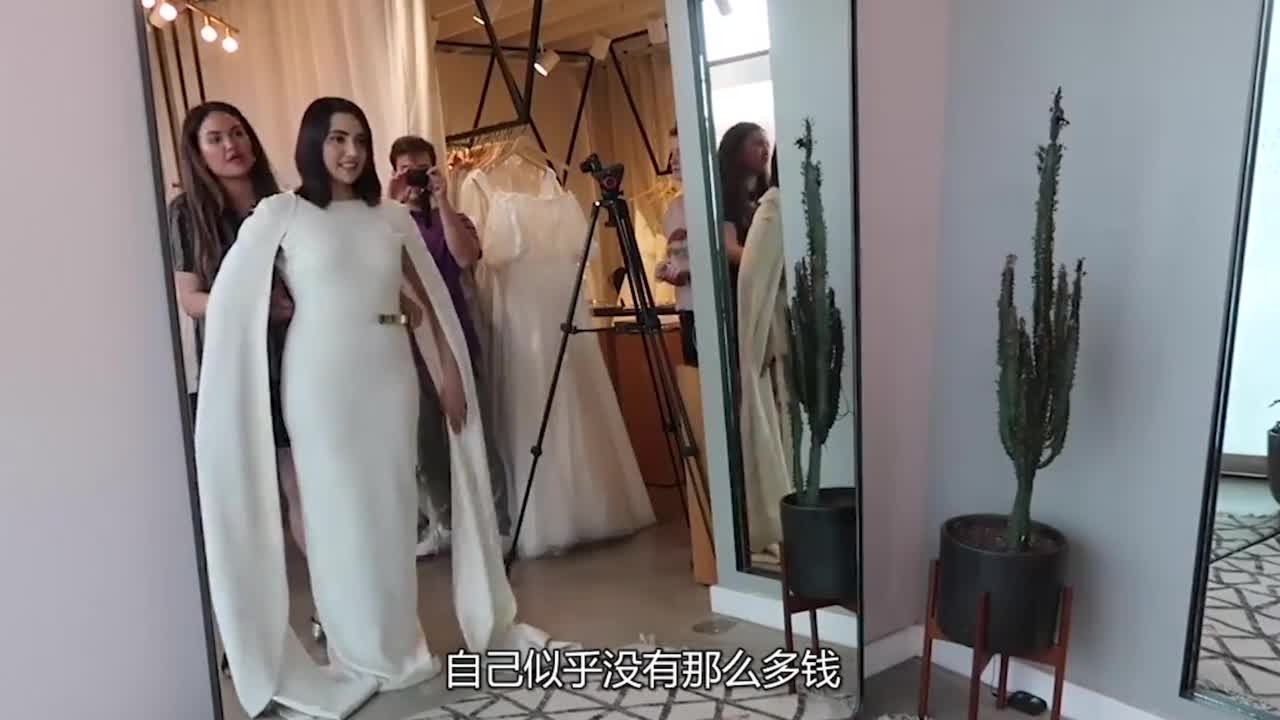 Beauty and girlfriend go to the wedding dress shop together, the owner is very enthusiastic, only one person buys a black face immediately.