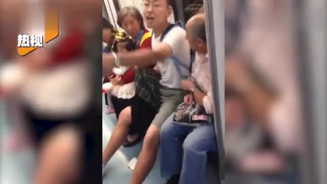 The young man who spits in the subway is not convinced by the education, and the mockery of the crowd is followed by beating!