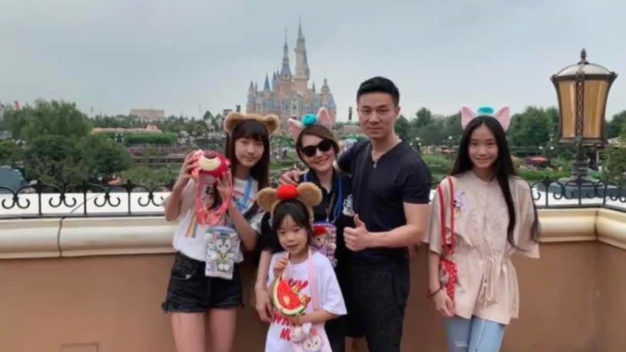 Xiao S responded that after her husband sent the beautiful woman home, the family visited Disney and relied on Xu Yajun to show their love in her arms.