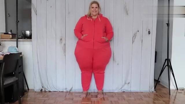 Fashion wear: red suit pants, really good-looking