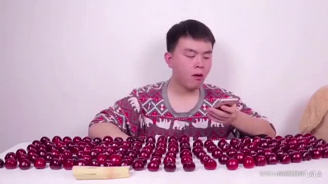 Xiaoxiang Brother's Cherry Eating Video Reversed is spitting Cherry