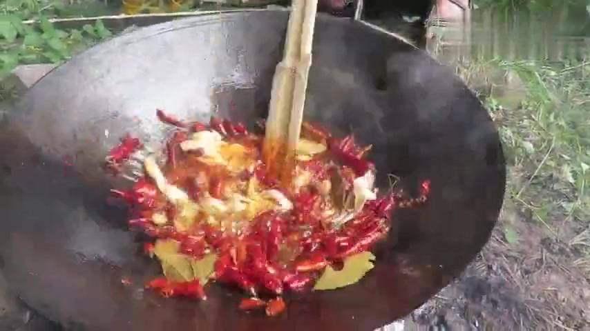 Lobster is delicious in this way. Look at how Sichuan beautiful women do it. It tastes delicious.