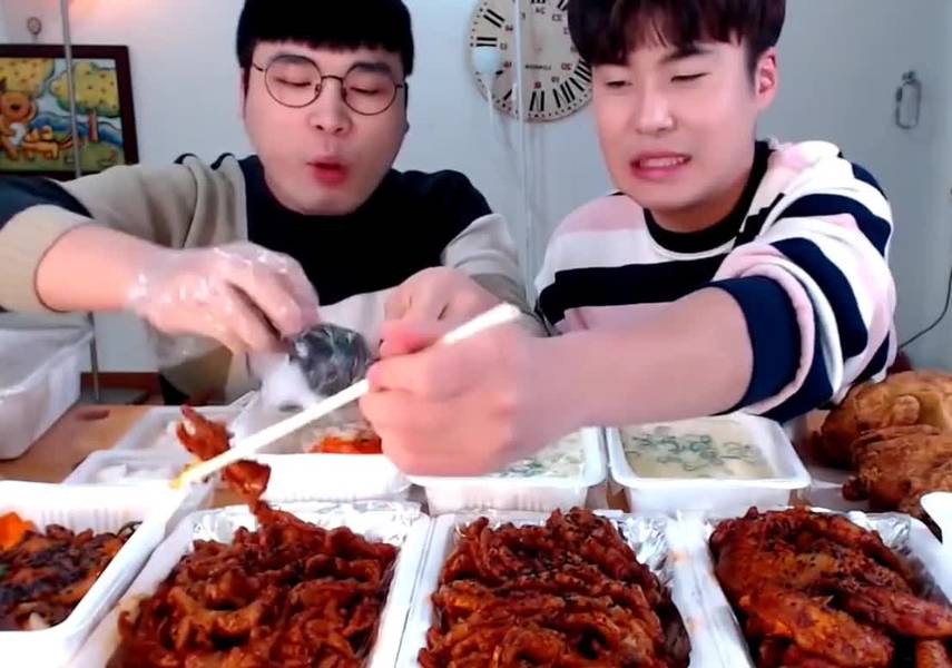 Brothers Daweiwang of Korea eat spicy chicken feet fried chicken and snacks, watching the drool